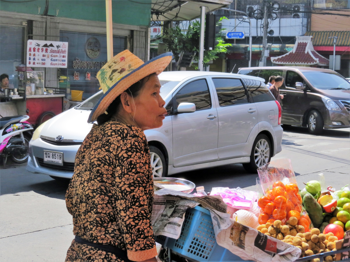 Chinesa vendendo frutas
