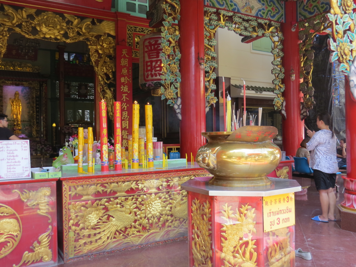 Velas e oferendas para Buda