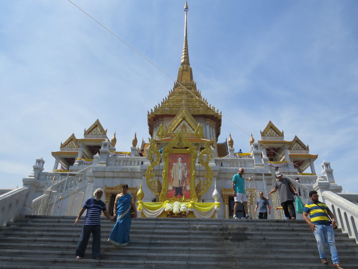 Na entrada do templo, a imagem do rei