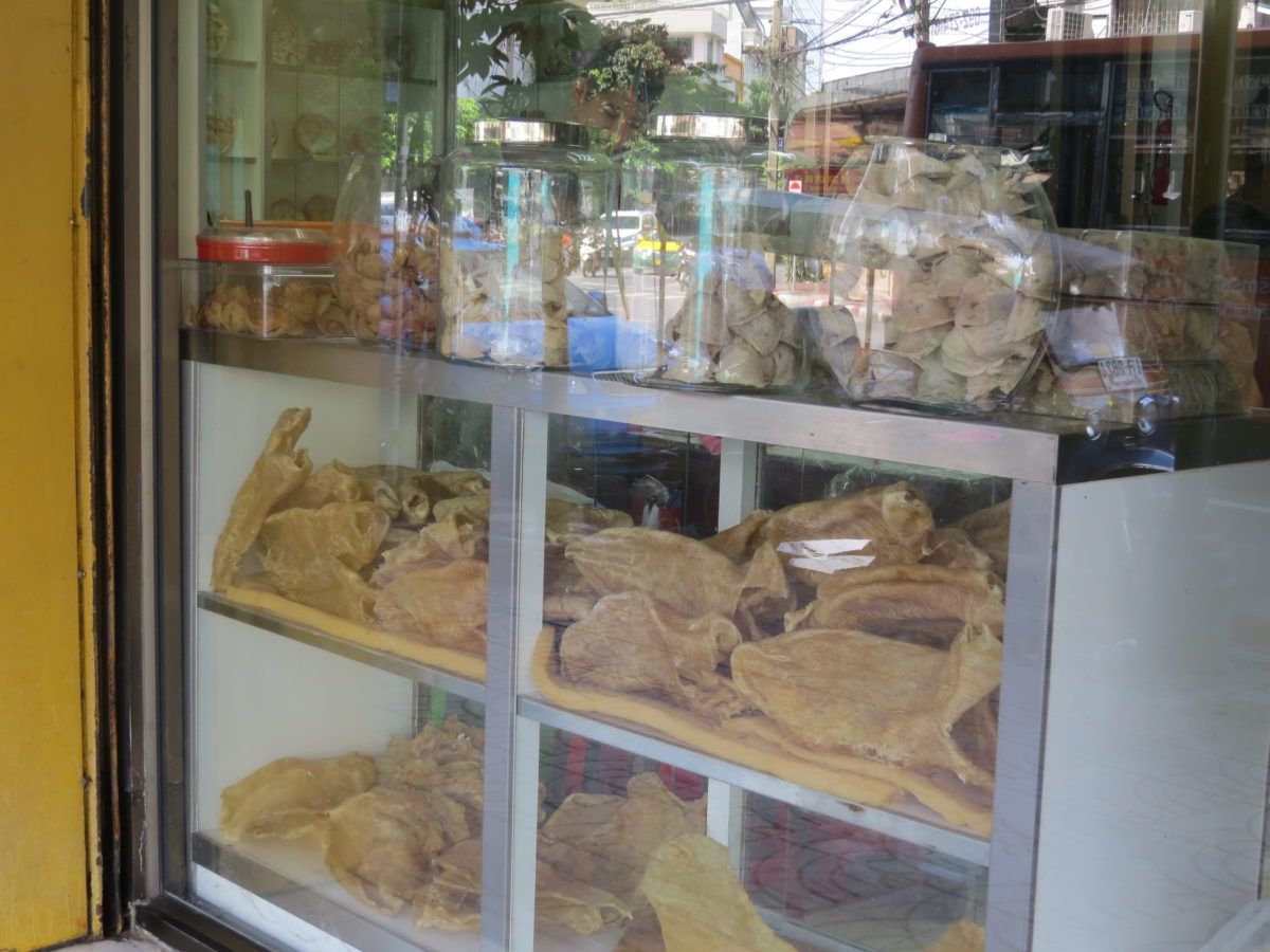 vitrine com barbatana de tubarão à venda - na minha opinião, "incomível"