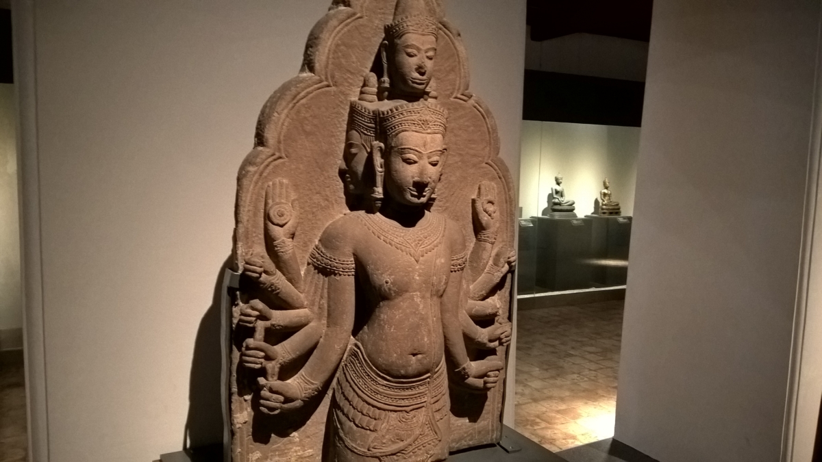 o deus Shiva com todos os seus braços - destruidor e regenerador - de 500 anos atrás