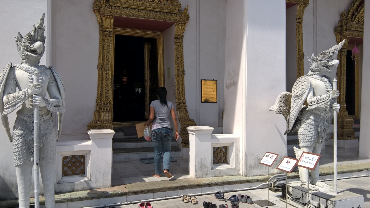 na capela, é preciso tirar os sapatos antes de entrar