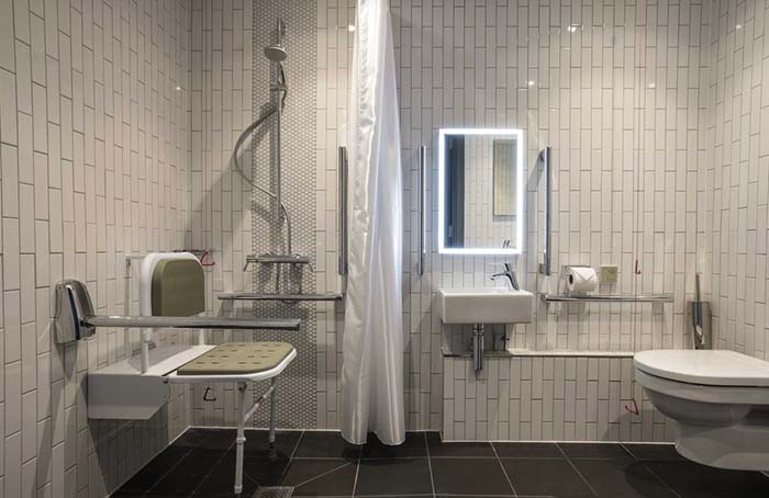 O banheiro do hotel Point A, em Londres, Reino Unido