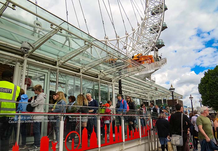 A fila para a London Eye, em Londres, Reino Unido