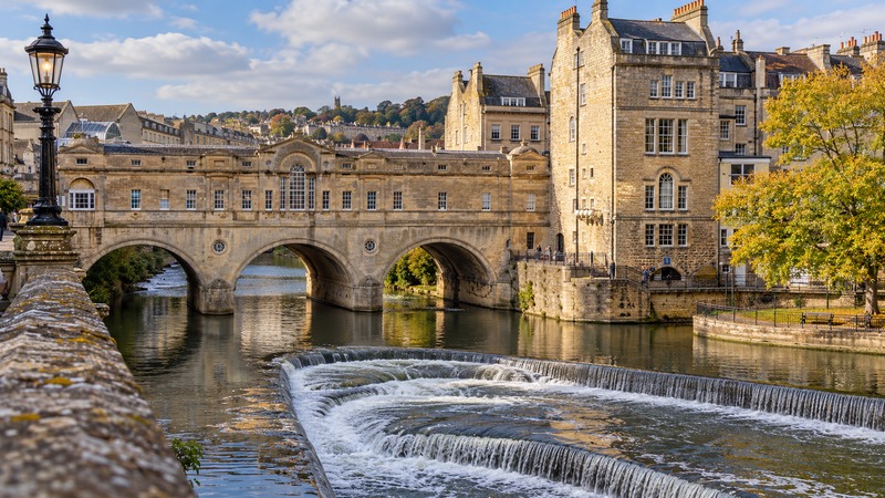 A Pulteney Bridge e as águas do Avon.
