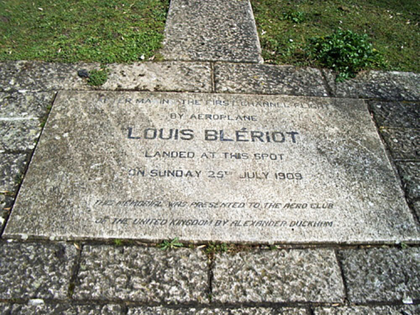 Uma placa para Louis Blériot, em Dover, Inglaterra
