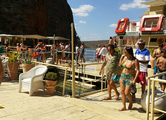 Turistas desembarcam do catamarã, nos Cânions do Xingó, na divisa de Sergipe e Alagoas
