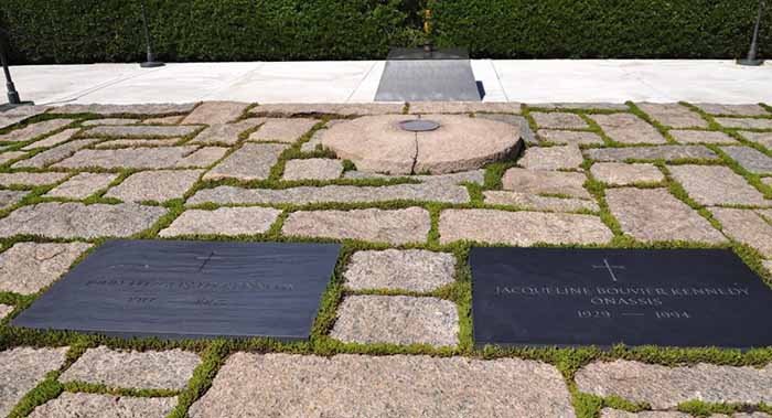 Os túmulos de John e Jack lado a lado no Cemitério Nacional de Arlington 