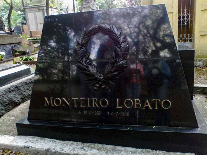 O túmulo do escritor brasileiro Monteiro Lobato