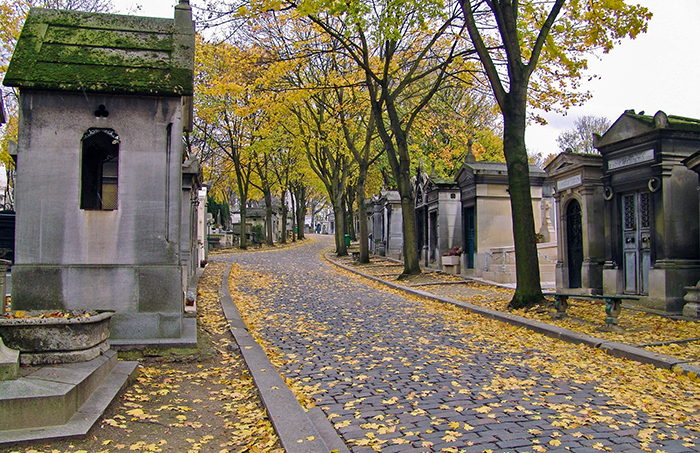 Uma das lindas alamedas do Cemitério Père Lachaise, em Paris