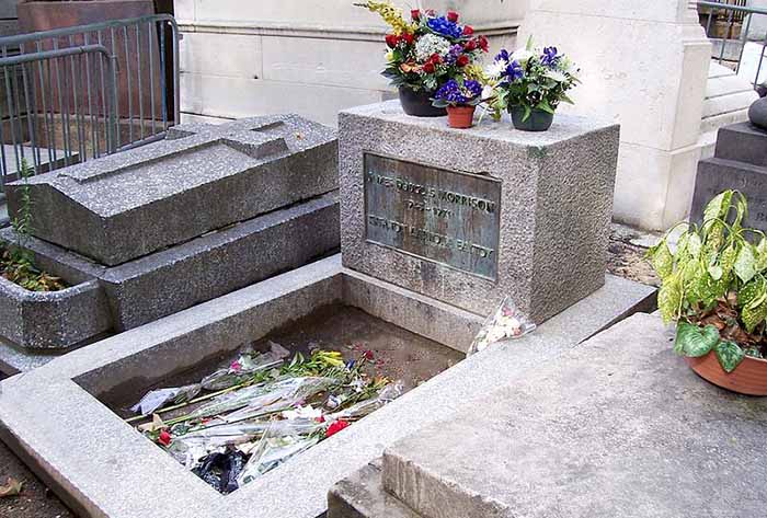 Túmulo de Jim Morrison no cemitério Pere Lachaise, em Paris, França