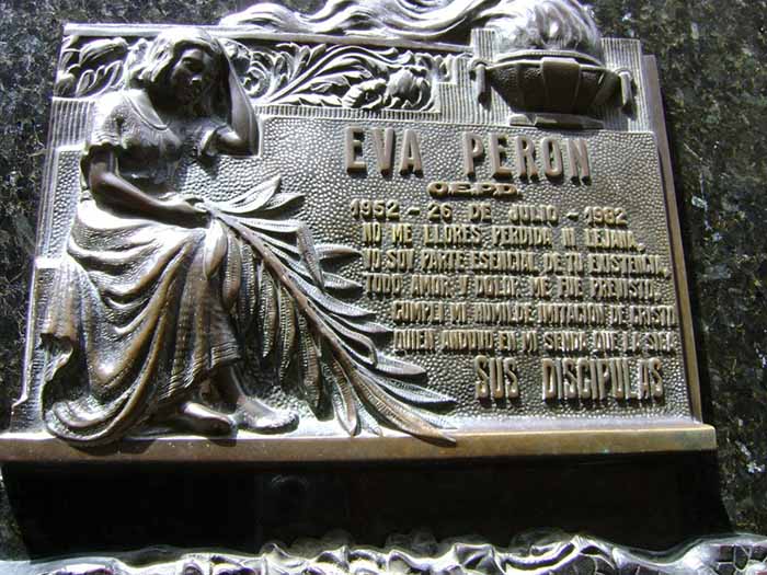O túmulo de Evita no cemitério da Recoleta, em Buenos Aires, Argentina