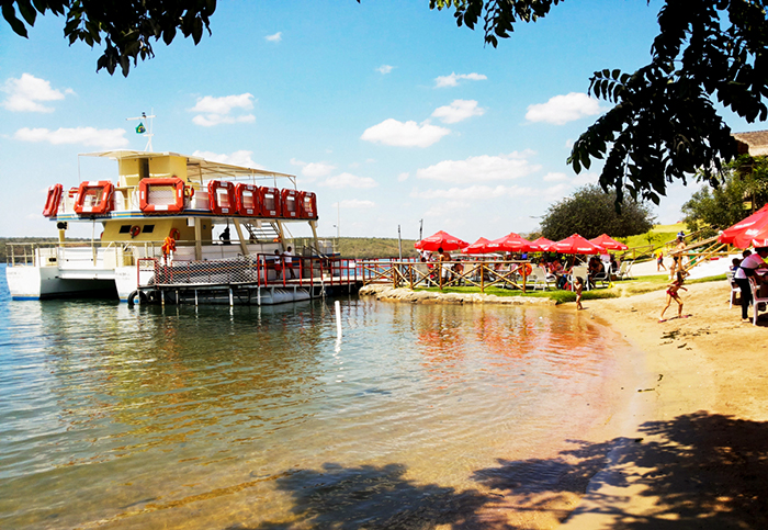 Catamarã no pier do Restaurante karranca's em Xingó, Sergipe