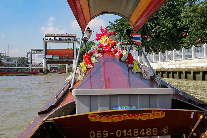Barco pelo rio, em Bangkok, Tailândia