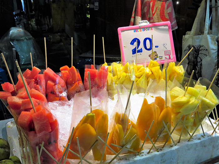 Frutas no palito, na Kao San Road, em Bangkok, Tailândia