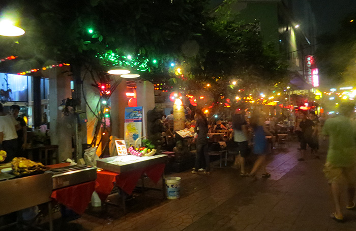 à noite, muitos restaurante coloridos, iluminados e animados cobriam toda a Khao San Road, em Bangkok, Tailândia
