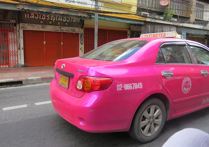 Táxi cor de rosa na rua de Bangkok, Tailândia