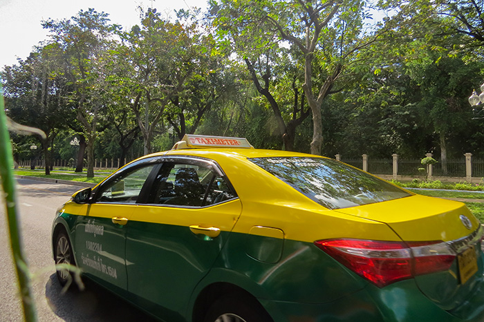 Táxi verde e amarelo numa rua de Bangkok, Tailândia