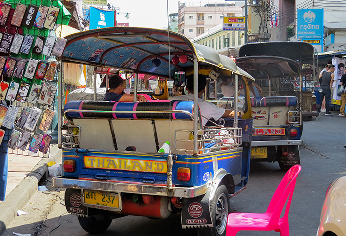 Os tuc-tucs ficam enfileirados esperando os clientes para explorar a cidade, em Bangkok, Tailândia