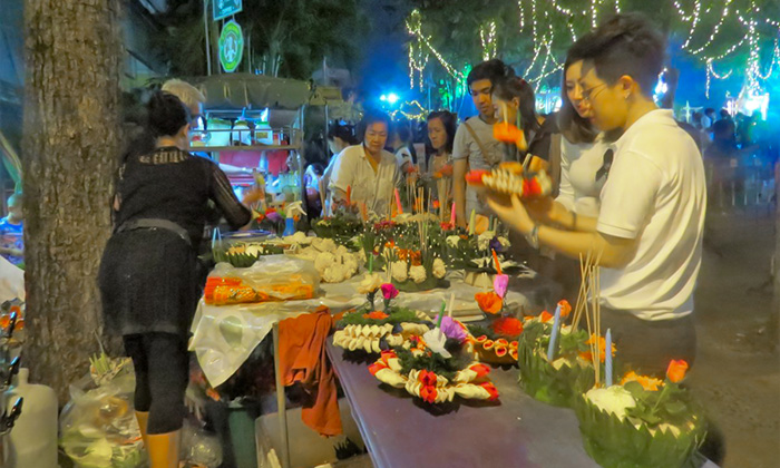 Produção de arranjos na festa de Loi Krathong, em Bangkok, Tailândia
