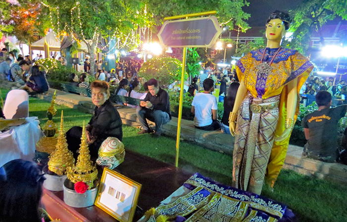 A festa de Loi Krathong no o parque Santi Chai Prakan, em Bangkok, Tailândia