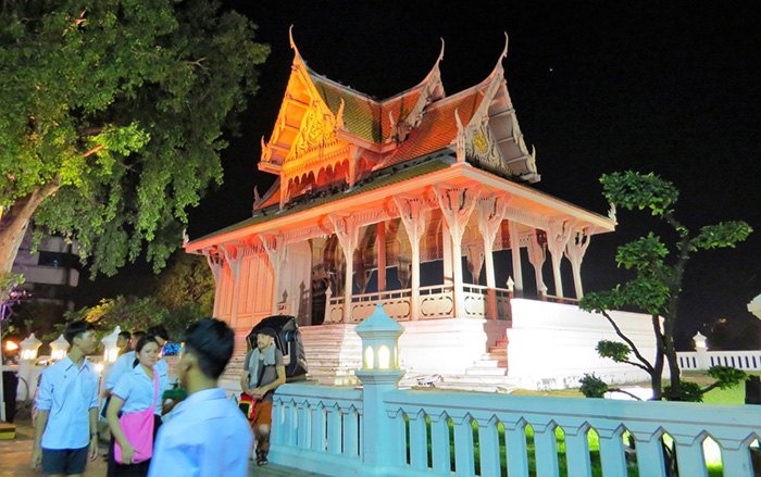 O pavilhão do parque Santi Chai Prakan, em Bangkok, Tailândia