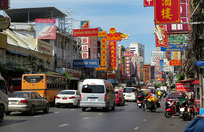 Movimento de carros em Chinatown, Bangkok, Tailândia