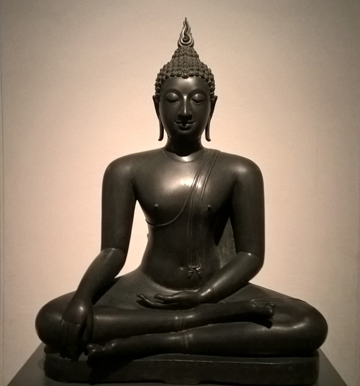 Escultura de Buda sentado no Museu Nacional de Bangkok, Tailândia