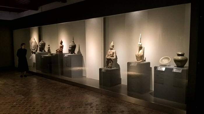 Miniaturas de Buda e deuses no Museu Nacional de Bangkok, na Tailândia