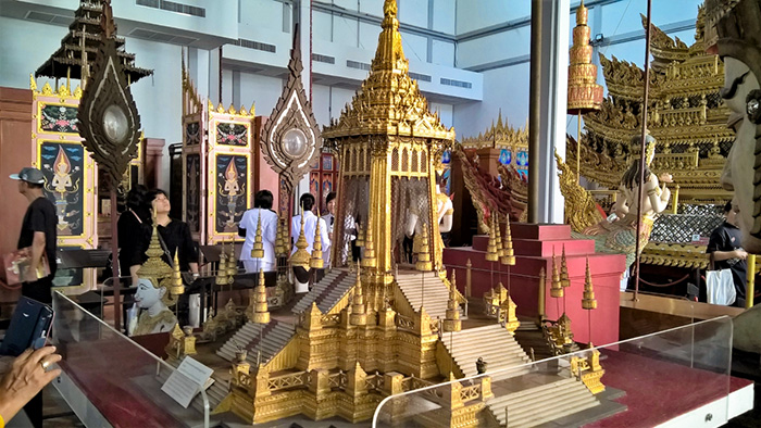 Maquete do crematório real, para o funeral do Rei Rama VI, no Museu Nacional de Bangkok, Tailândia