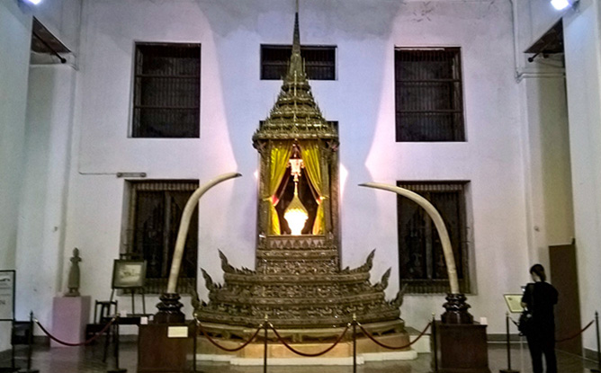 O trono de Rama I no Museu Nacional de Bangkok, Tailândia