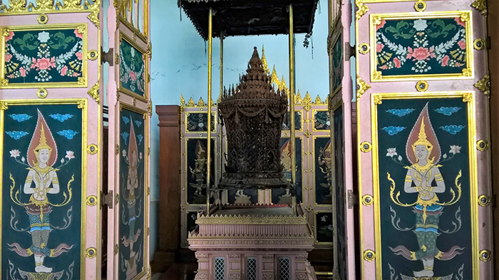 Urna octogonal de sândalo pra a família real tailandesa, no Museu Nacional de Bangkok, Tailândia