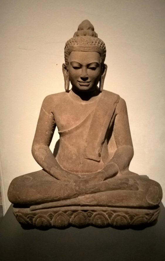 Buda jovem, em posição de lótus, no Museu Nacional de Bangkok, Tailândia