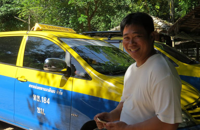 Mr. Aran e seu táxi, em Chiang Mai, Tailândia