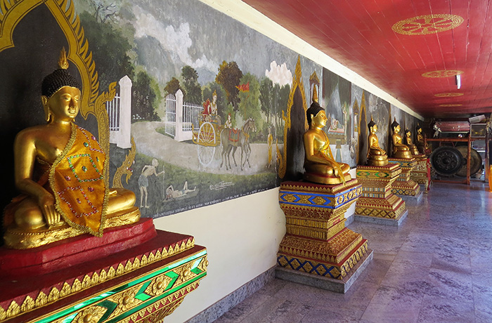 Budas do Wat Phrathat Doi Sutherp, em Chiang Mai, Tailândia