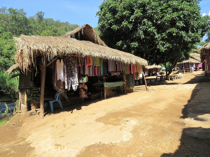 Pequena vila do povo Kayan, em Chiang Mai, Tailândia