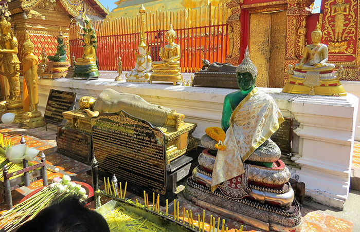 Vários Budas no Wat Phrathat Doi Sutherp, em Chiang Mai, Tailândia