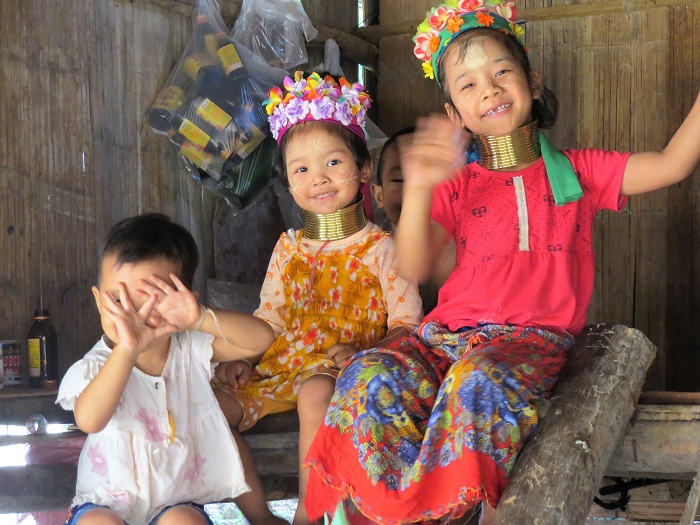 Crianças do povo Kayan, com argolas no pescoço, em Chiang Mai, Tailândia