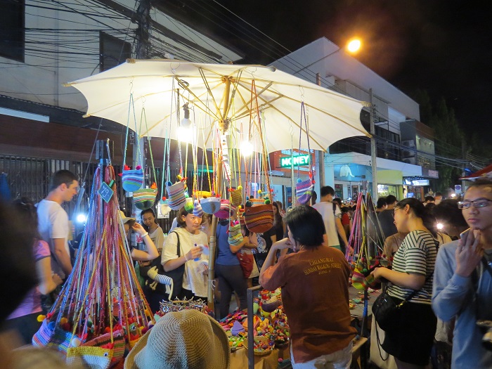 barraquinhas vendendo o artesanato tailandês, em Chiang Mai, Tailândia