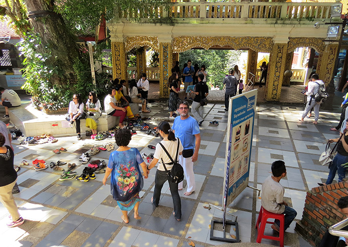 Pessoas descalças no Wat Phrathat Doi Sutherp, em Chiang Mai, Tailândia