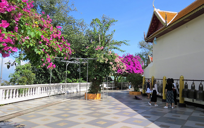 os sinos do Wat Phrathat Doi Sutherp, em Chiang Mai, Tailândia