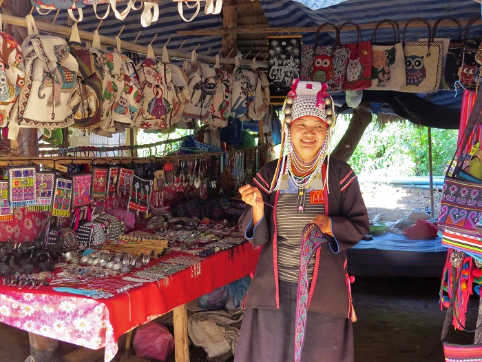 Mulher do povo Kayan, em Chiang Mai, Tailândia