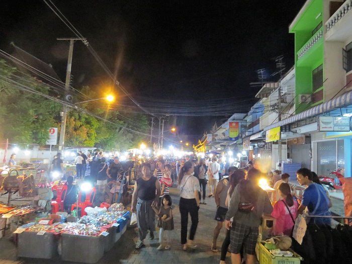 O mercado noturno de Chiang Mai, na Tailândia