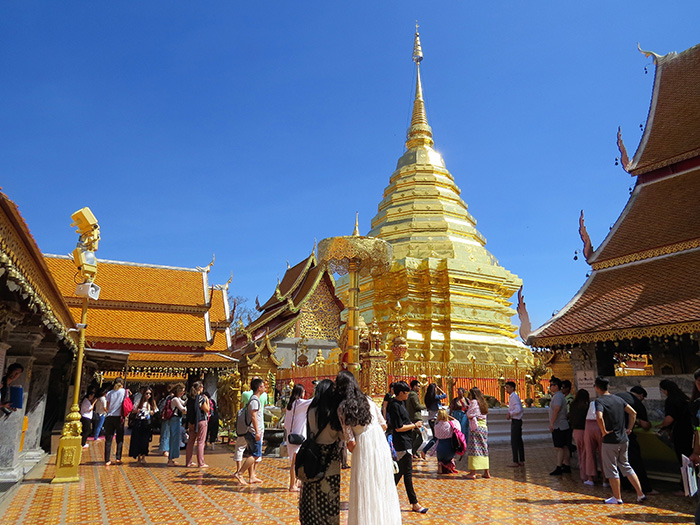 Pagoda dourada do Wat Phrathat Doi Sutherp, em Chiang Mai, Tailândia