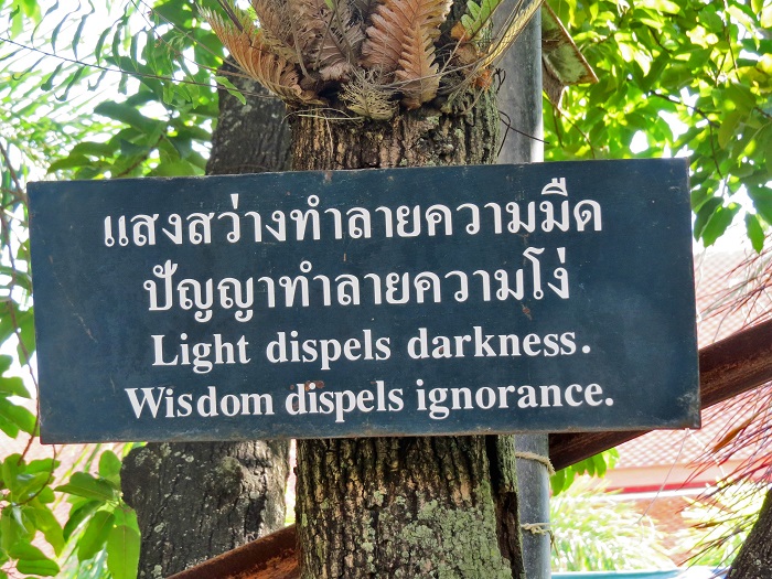 Mensagem no Wat Phra Singh, em Chiang Mai, Tailândia