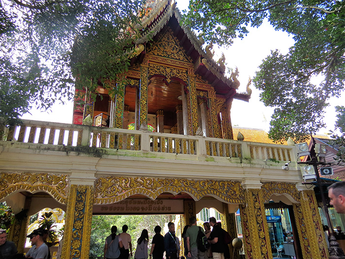Decoração dourada do Wat Phrathat Doi Sutherp, em Chiang Mai, Tailândia