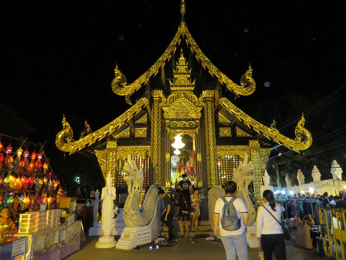 Templo no mercado noturno em Chiang Mai, Tailândia