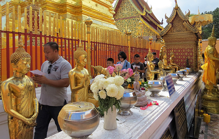 Visitantes no Wat Phrathat Doi Sutherp, em Chiang Mai, Tailândia