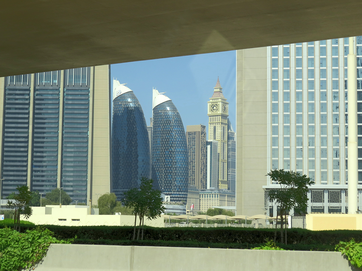 esses dois prédios são conhecidos como "golfinhos", em Dubai, Emirados Árabes