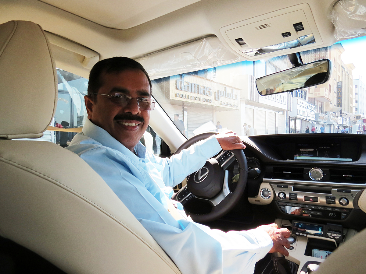 Abdul Majeed é um indiano simpático que mora em Dubai, Emirados Árabes
